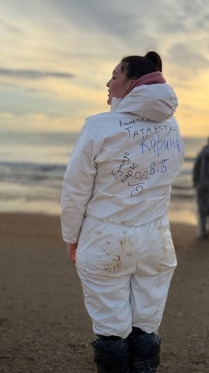 «Многих увозили с пляжа на скорой»: волонтеры из Татарстана спасают от беды Черное море