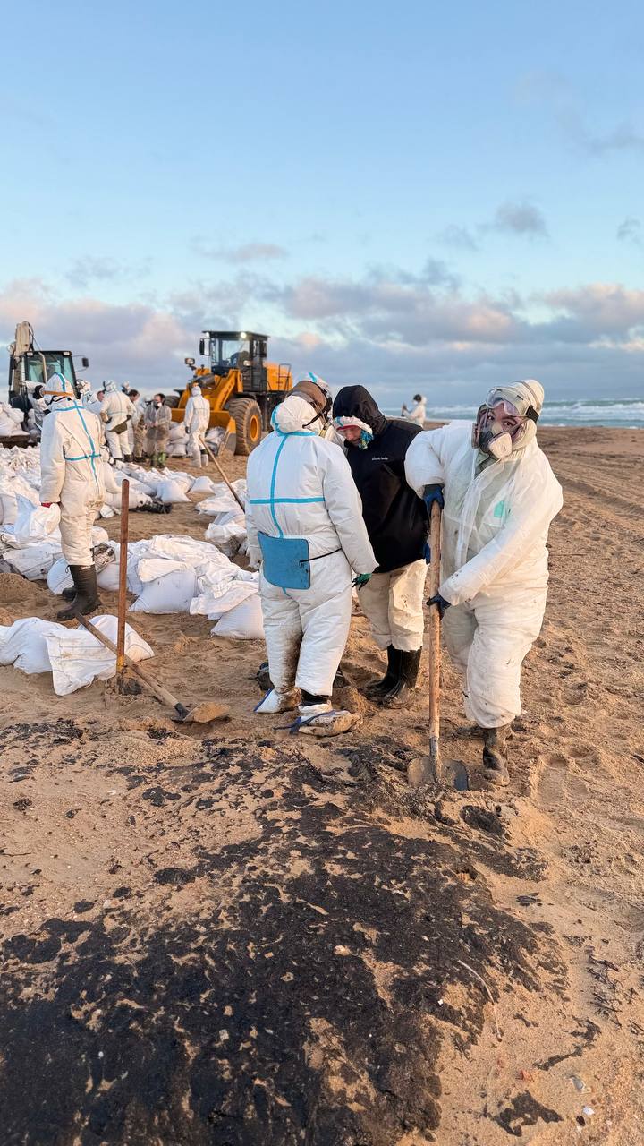 «Многих увозили с пляжа на скорой»: волонтеры из Татарстана спасают от беды Черное море