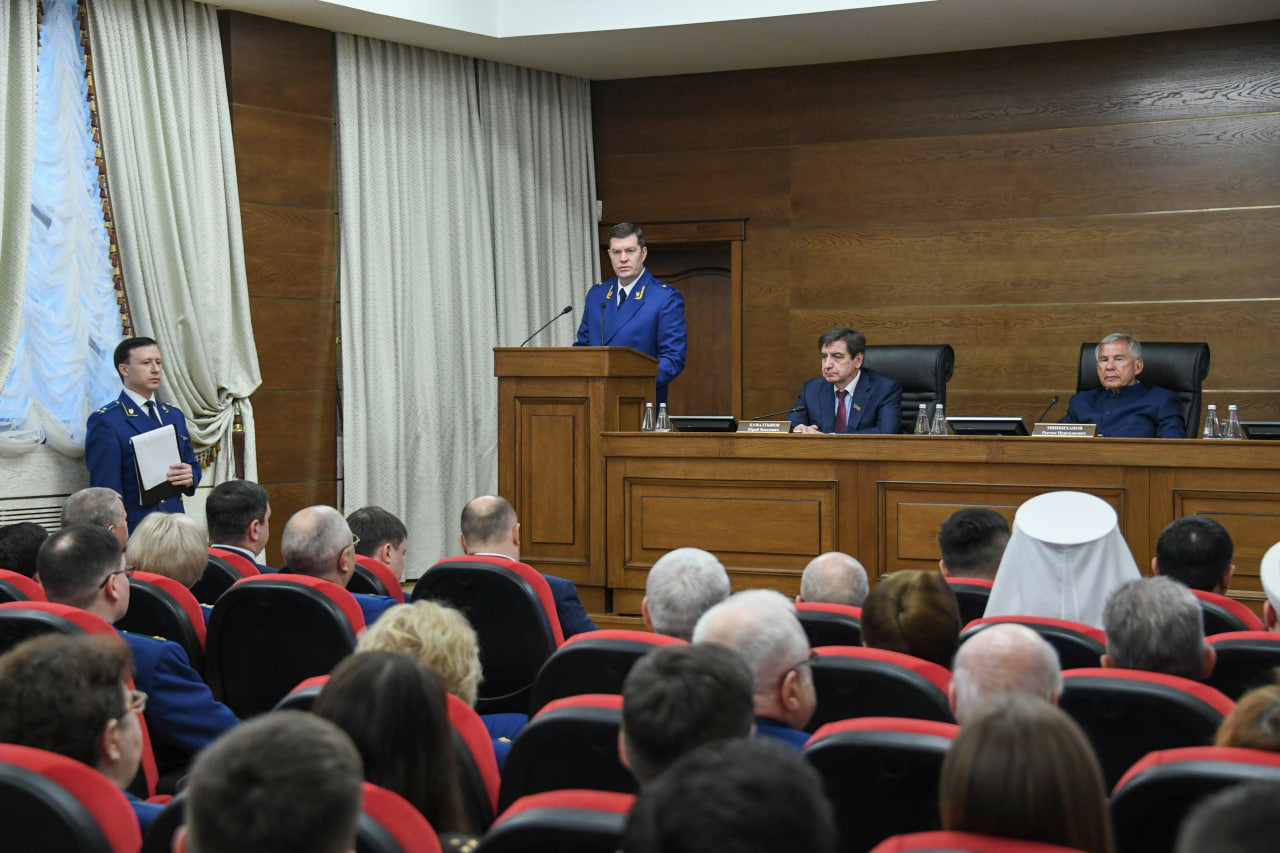 Минниханов вручил госнаграды работникам Прокуратуры Татарстана