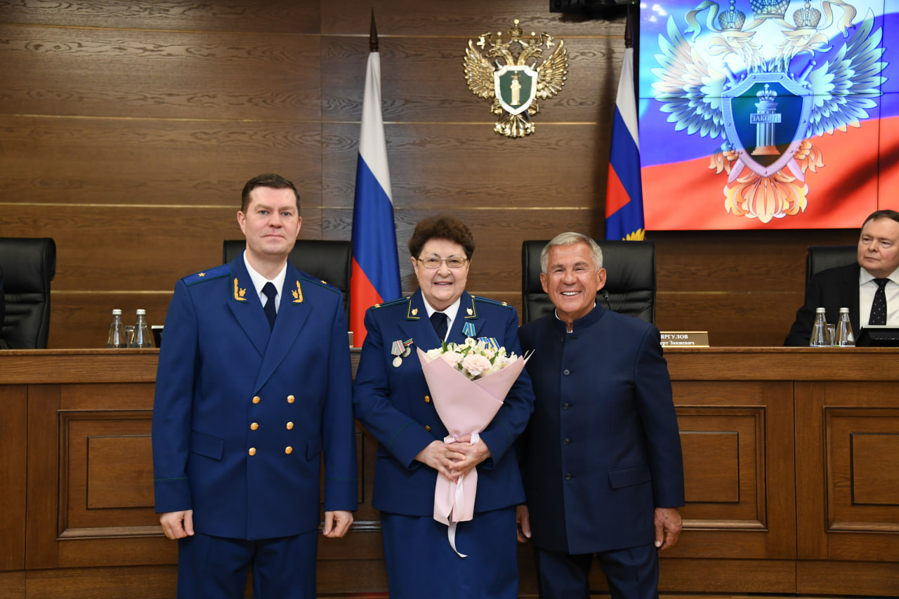 Минниханов вручил госнаграды работникам Прокуратуры Татарстана