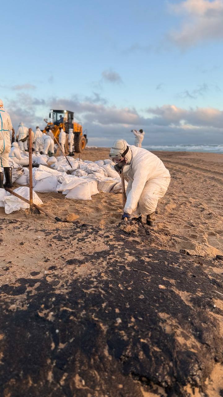 «Многих увозили с пляжа на скорой»: волонтеры из Татарстана спасают от беды Черное море