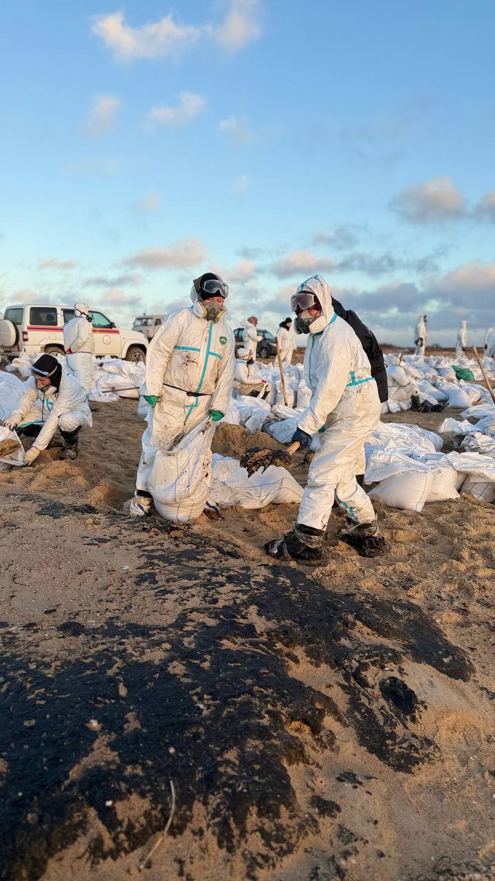 «Многих увозили с пляжа на скорой»: волонтеры из Татарстана спасают от беды Черное море