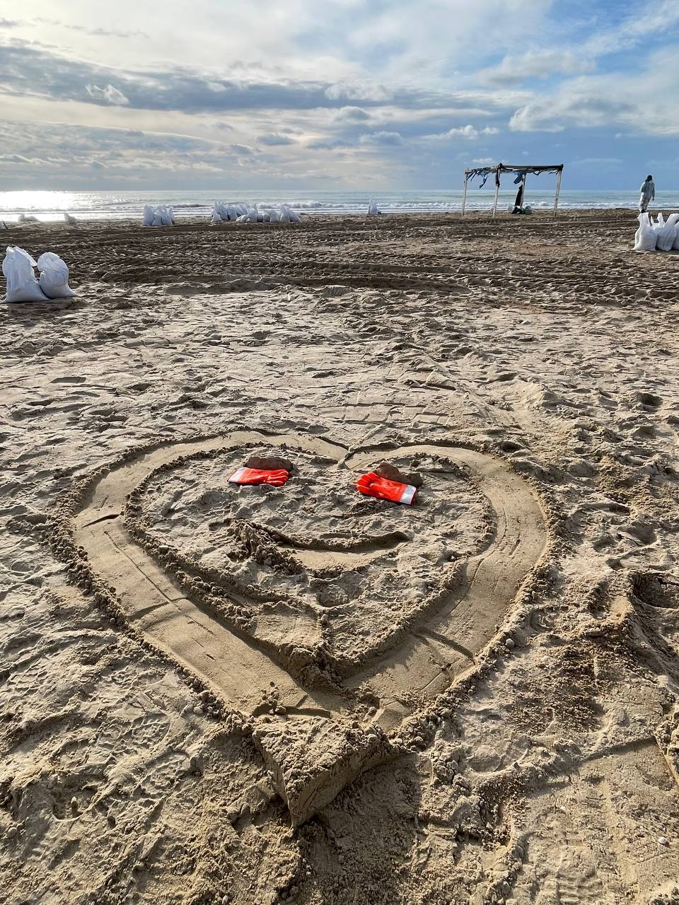 «Многих увозили с пляжа на скорой»: волонтеры из Татарстана спасают от беды Черное море