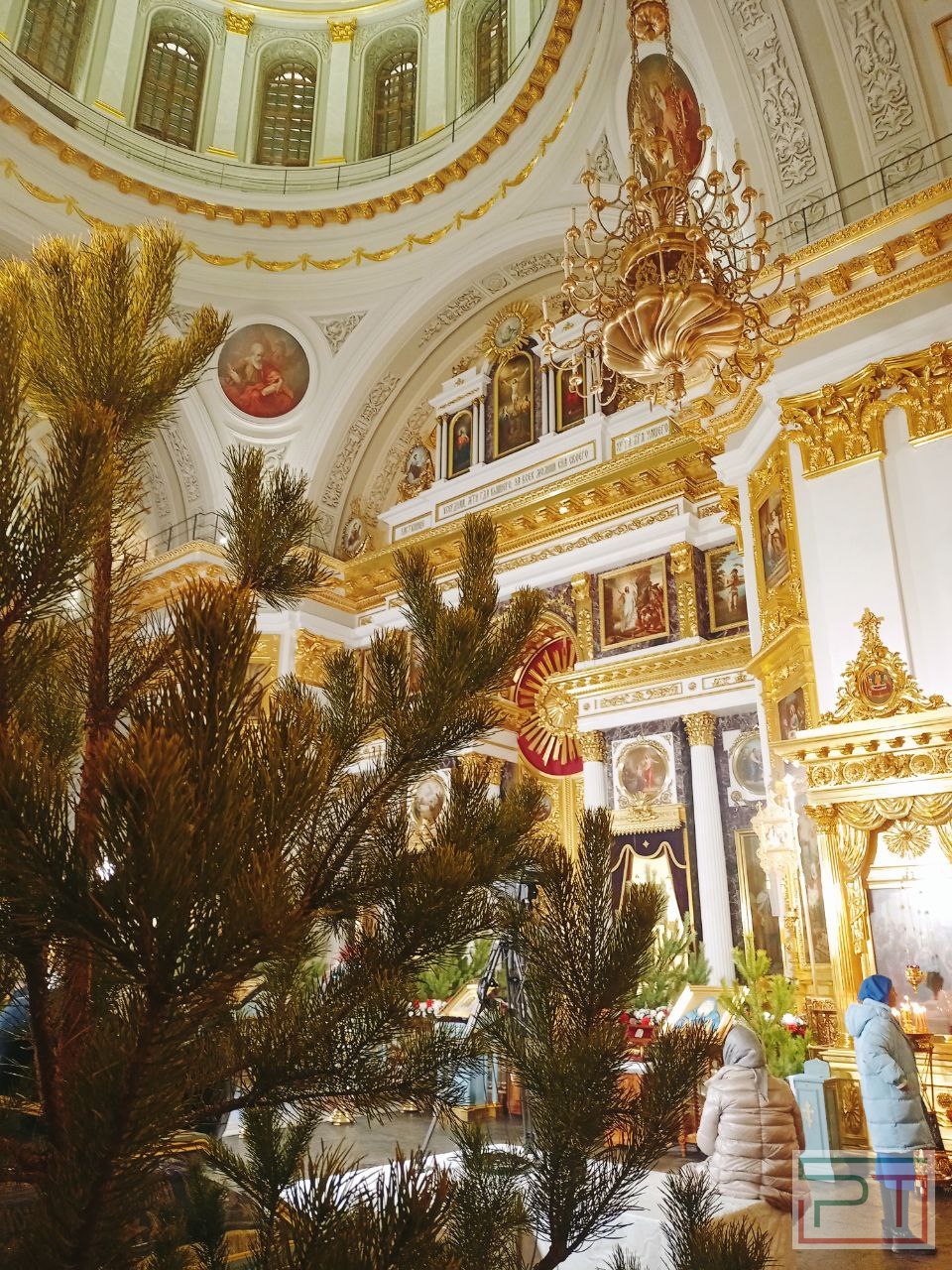 Митрополит Кирилл: «Бог сошел на землю, чтобы вернуть человека на небо»