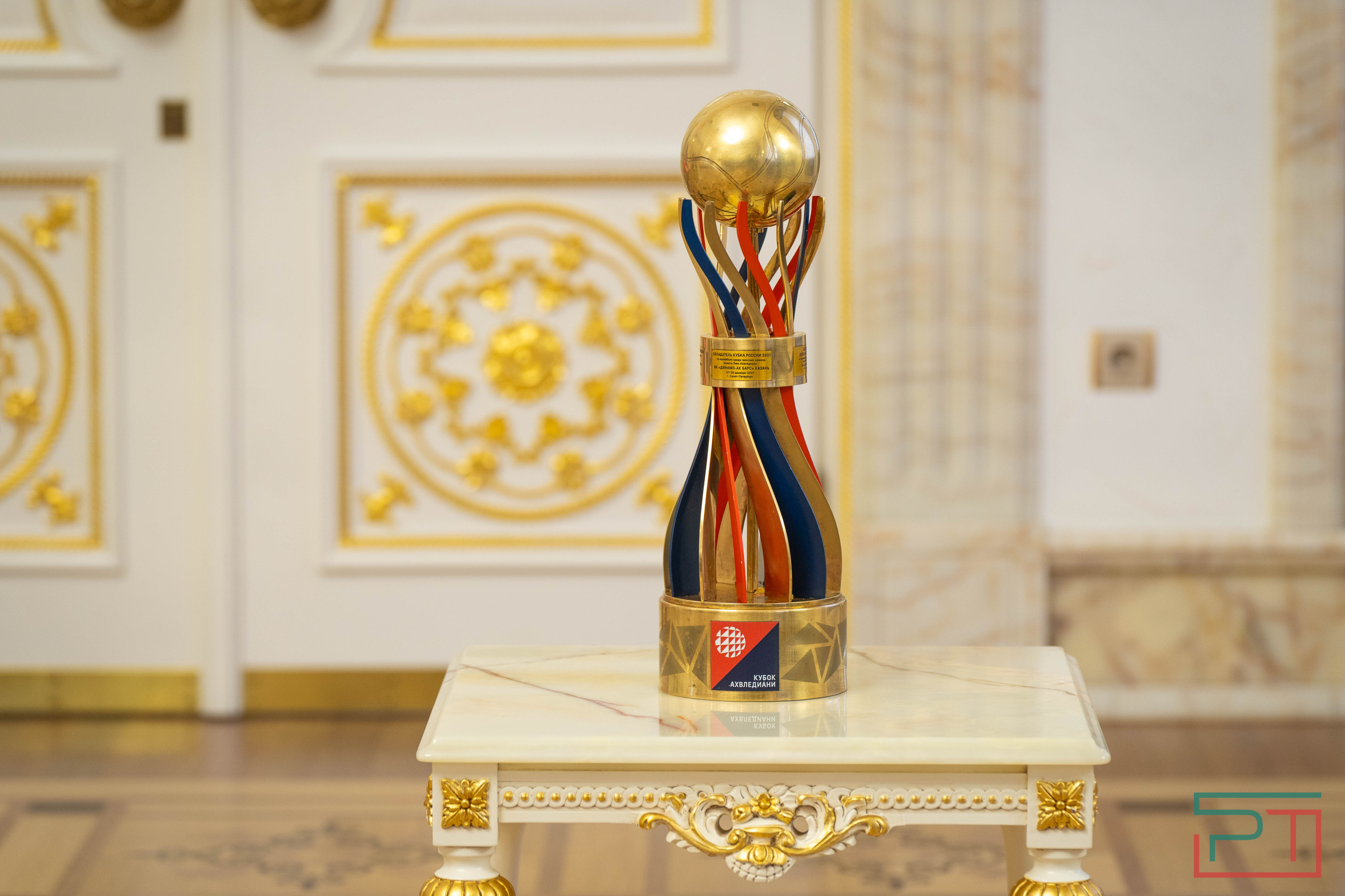 Минниханов поздравил волейболисток с победой