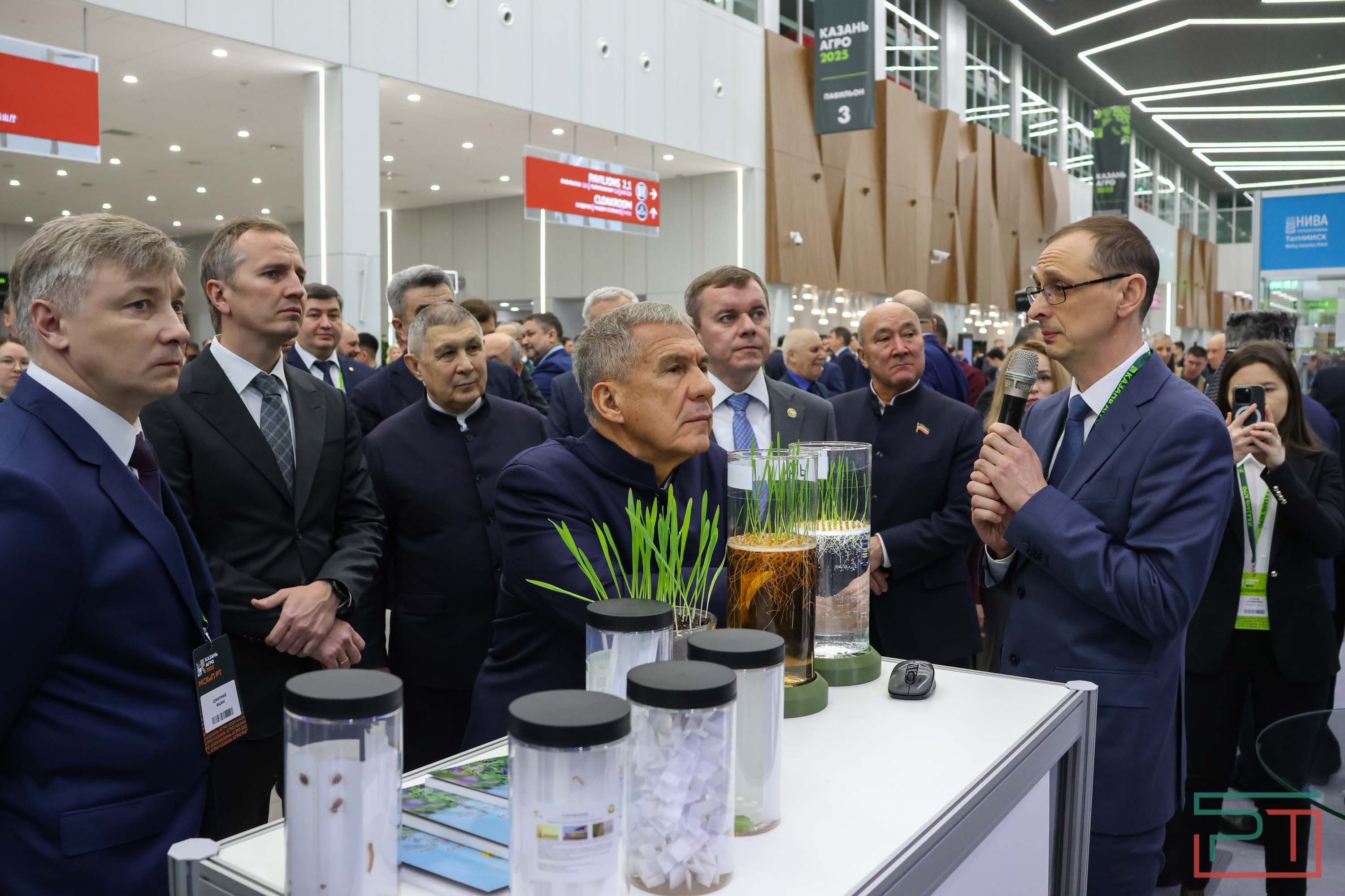 Минниханов осмотрел выставку «Казань Агро 2025»