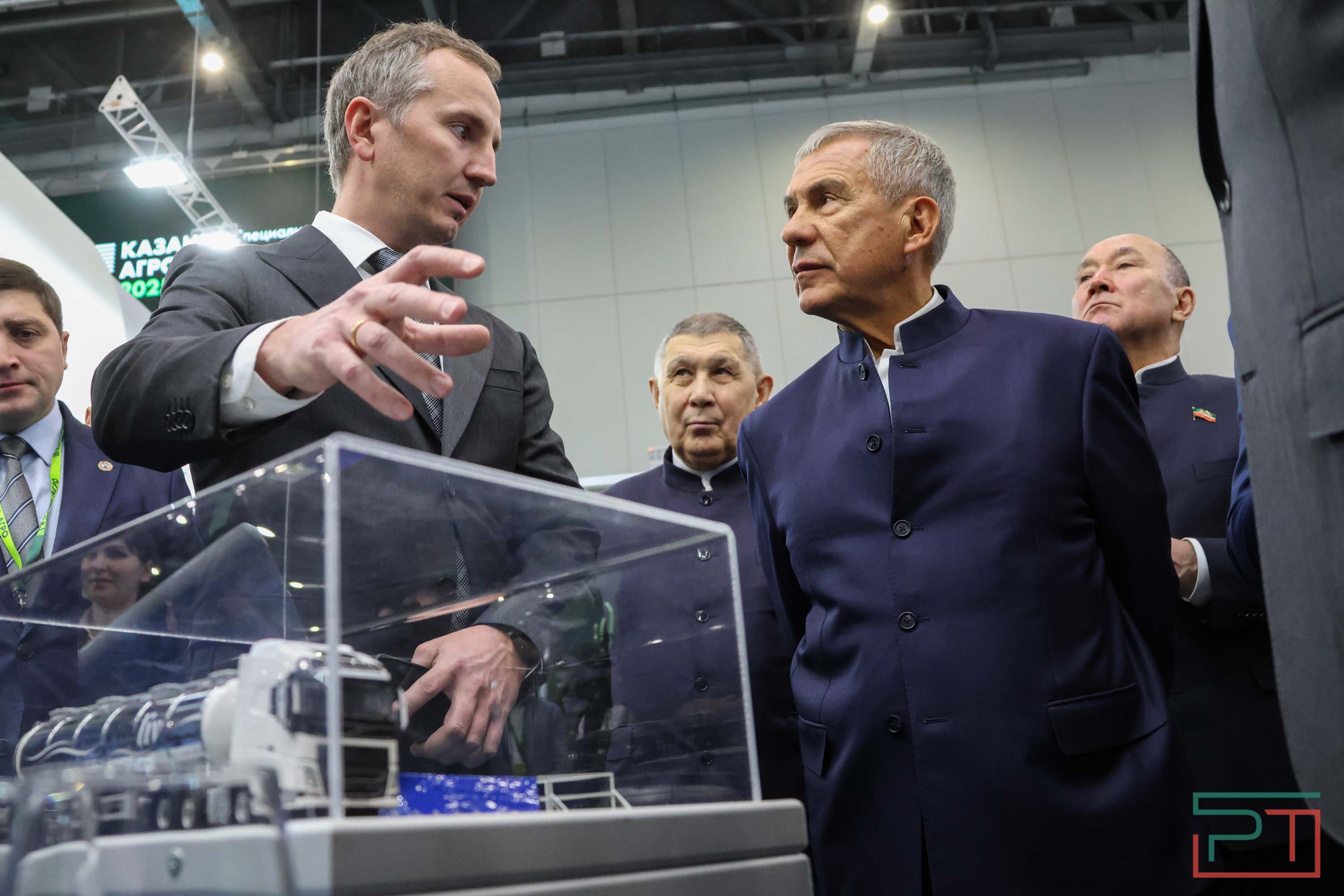 Минниханов осмотрел выставку «Казань Агро 2025»