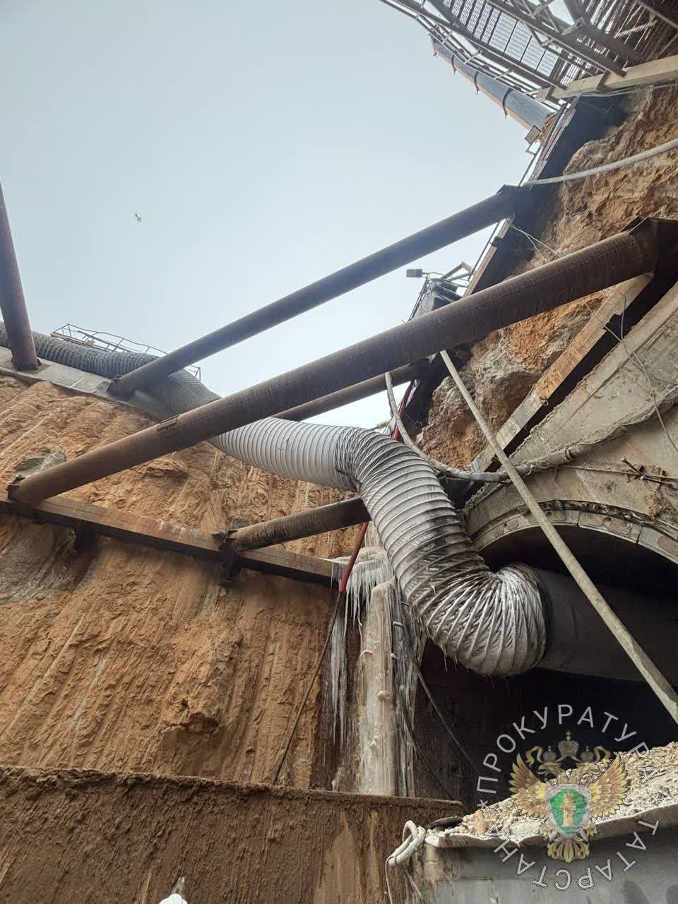 В Казани на рабочего на стройке упала стена — он погиб