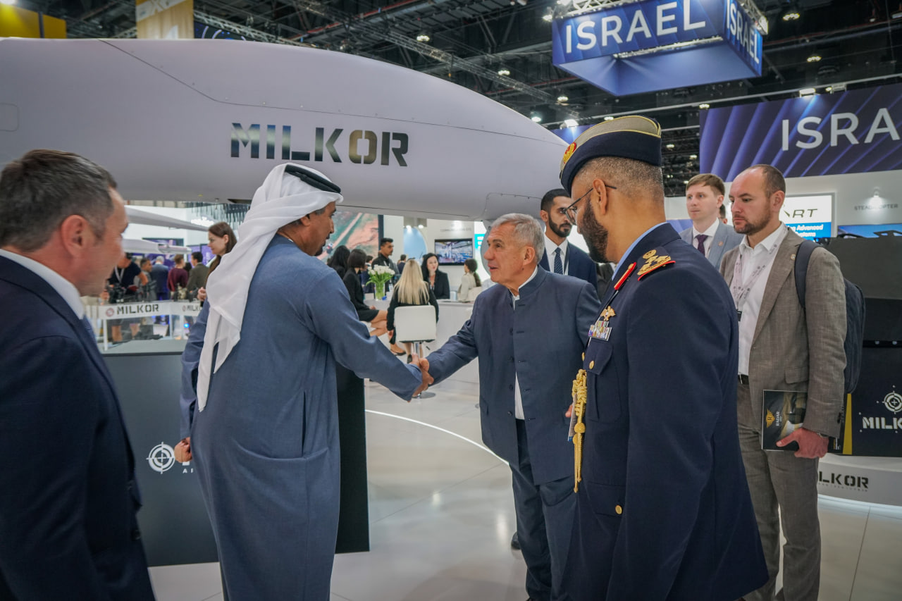Минниханов осмотрел оборонную выставку IDEX-2025 в Абу-Даби
