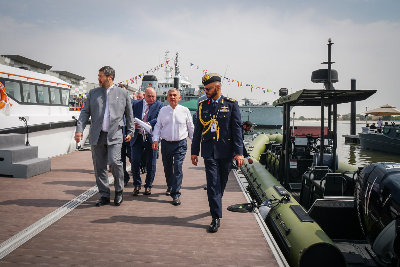 Минниханов осмотрел оборонную выставку IDEX-2025 в Абу-Даби
