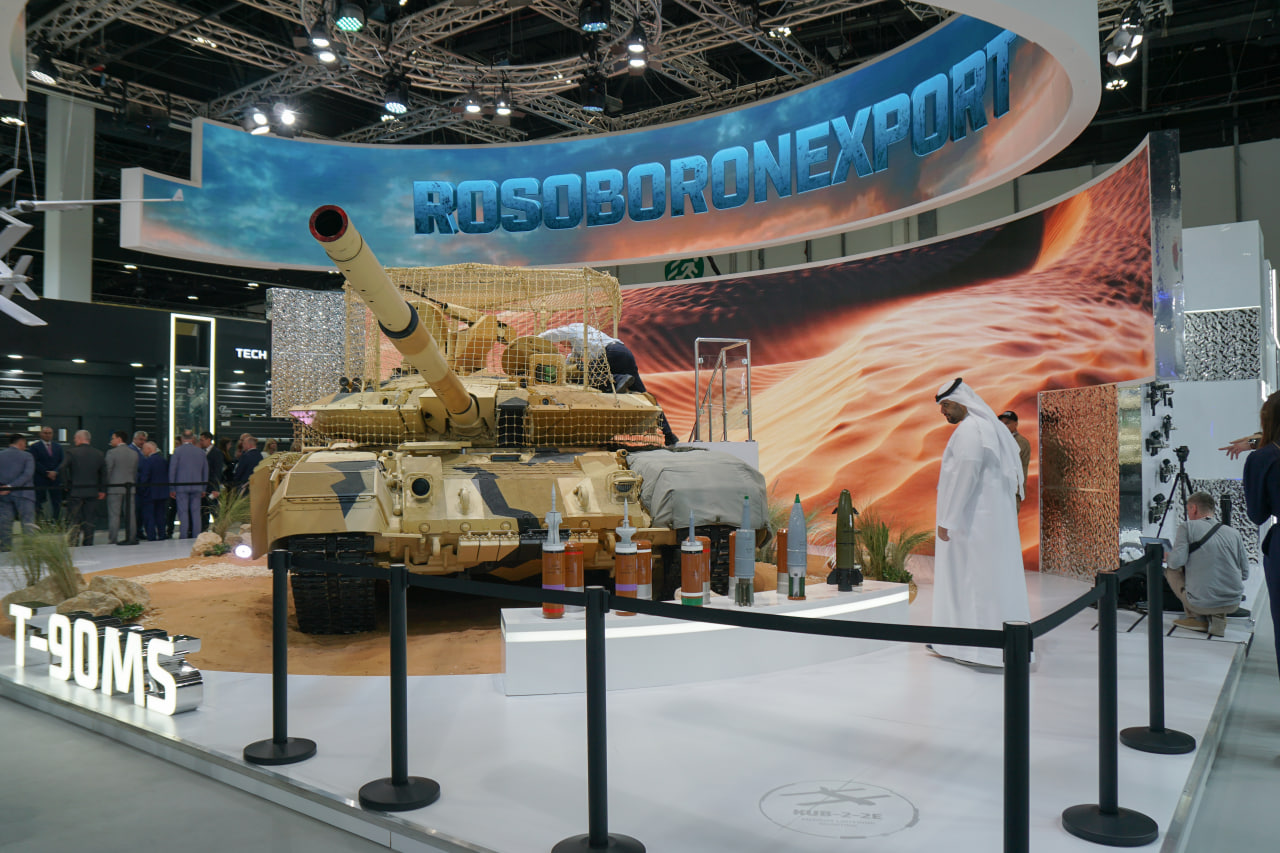 Минниханов осмотрел оборонную выставку IDEX-2025 в Абу-Даби