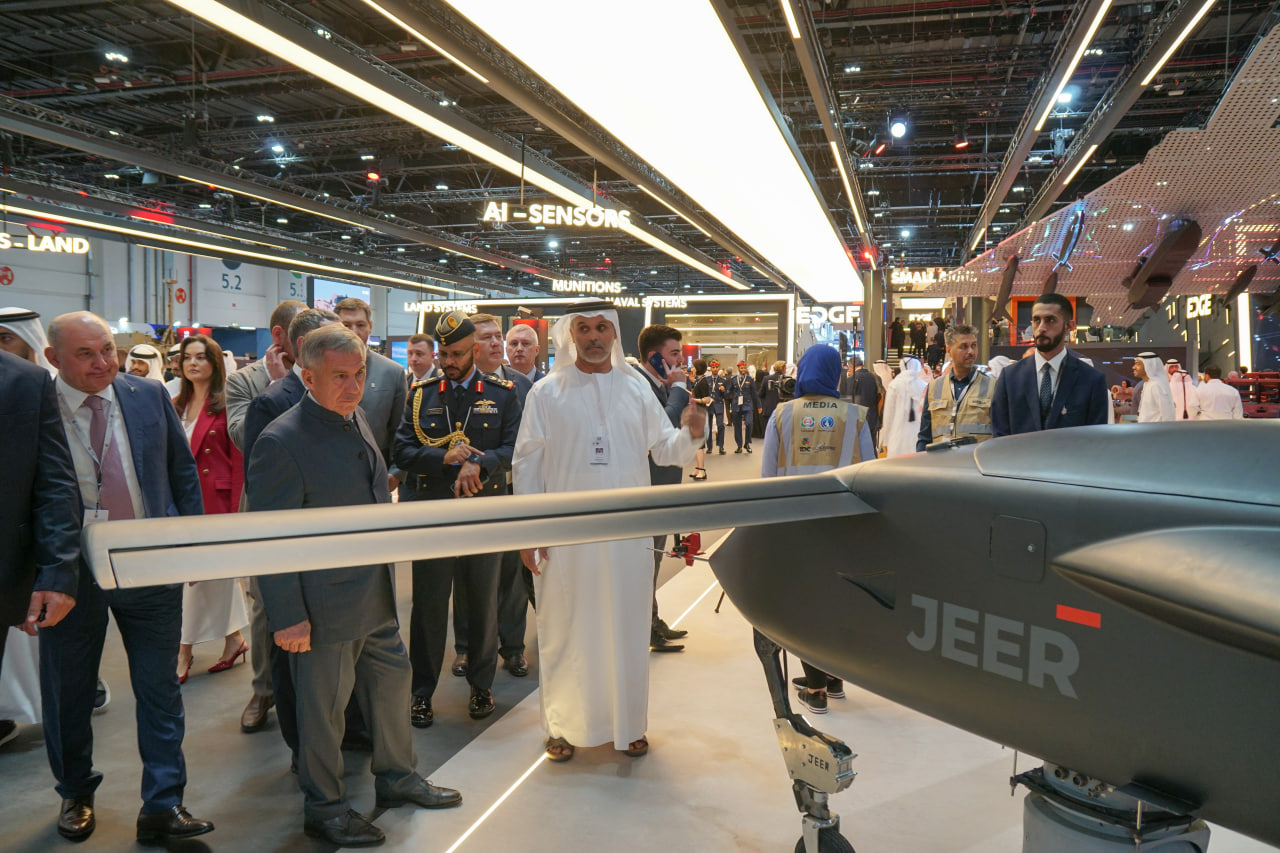 Минниханов осмотрел оборонную выставку IDEX-2025 в Абу-Даби