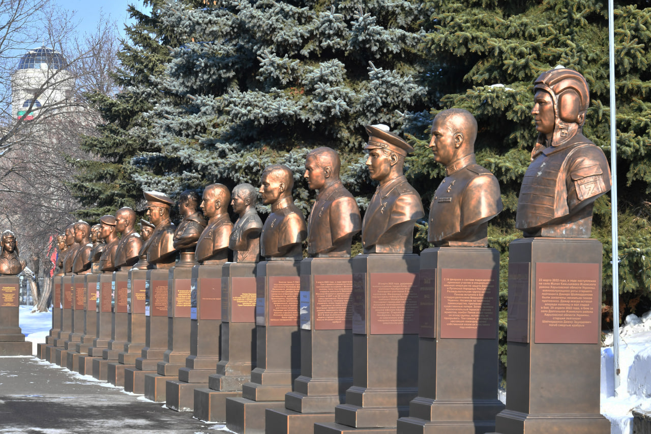 Минниханов возложил венок к стеле героям — выпускникам казанского танкового училища