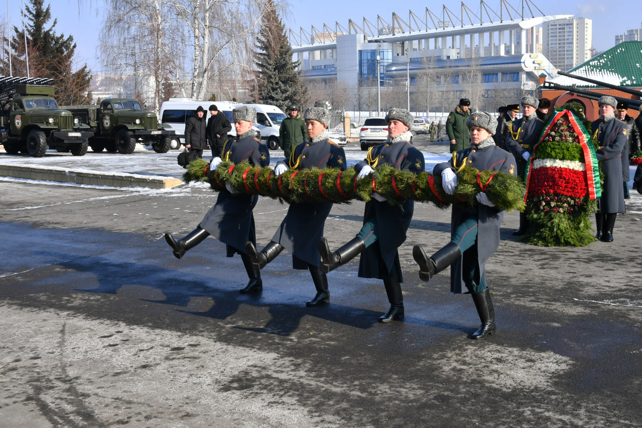 Минниханов возложил венок к стеле героям — выпускникам казанского танкового училища