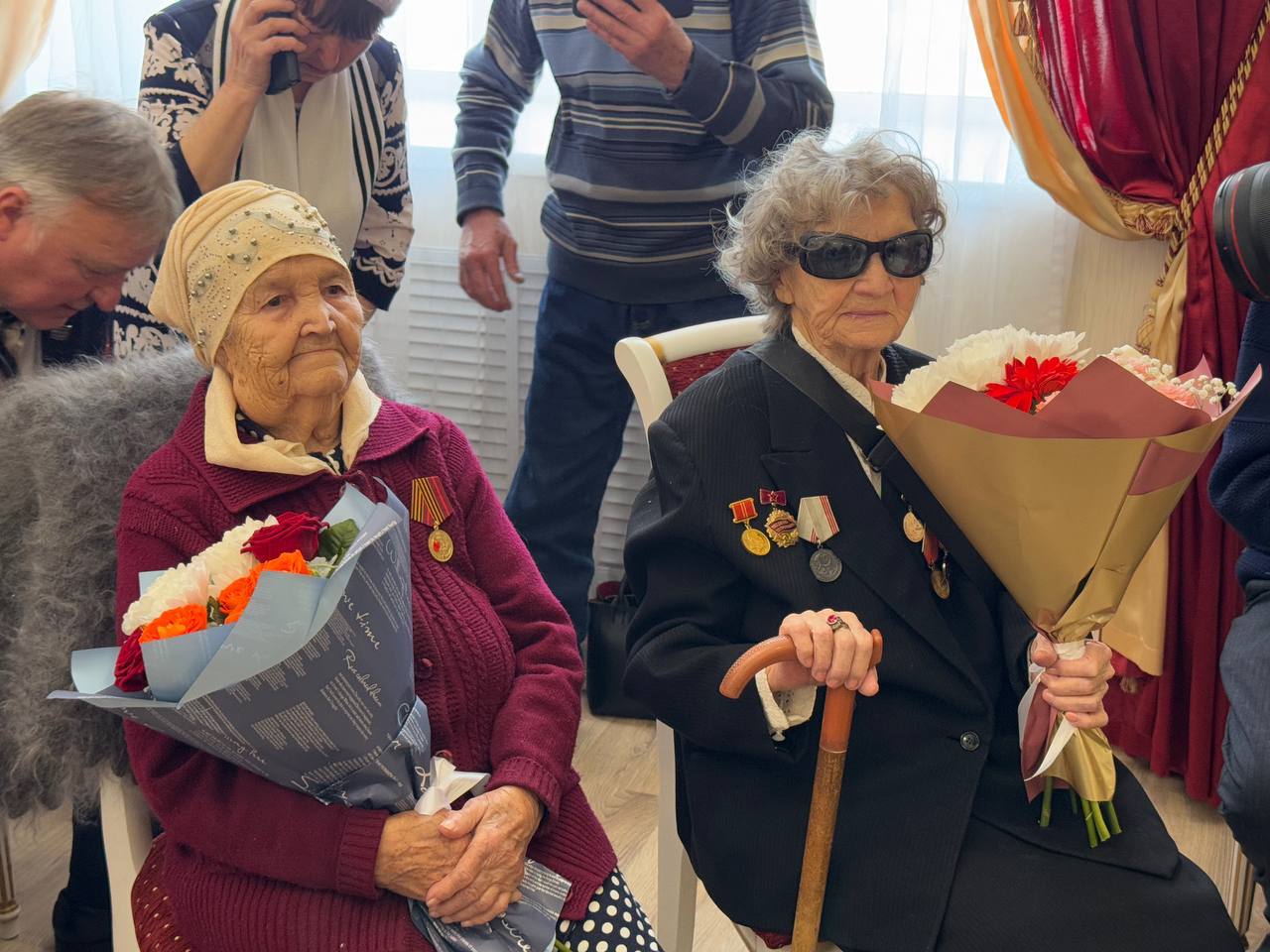 В Менделеевске ветерану и труженикам тыла вручили медали к 80-летию Победы