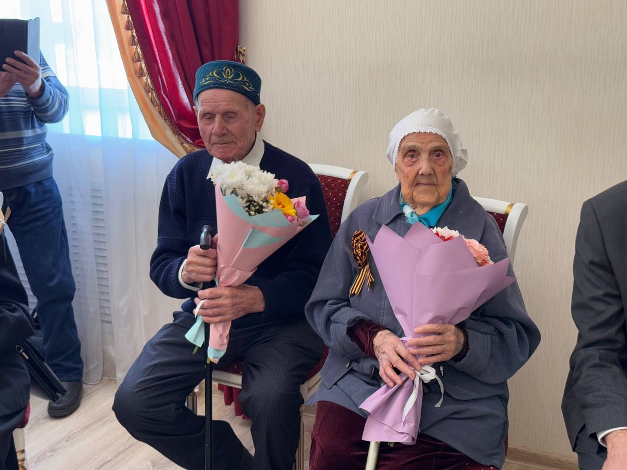 В Менделеевске ветерану и труженикам тыла вручили медали к 80-летию Победы