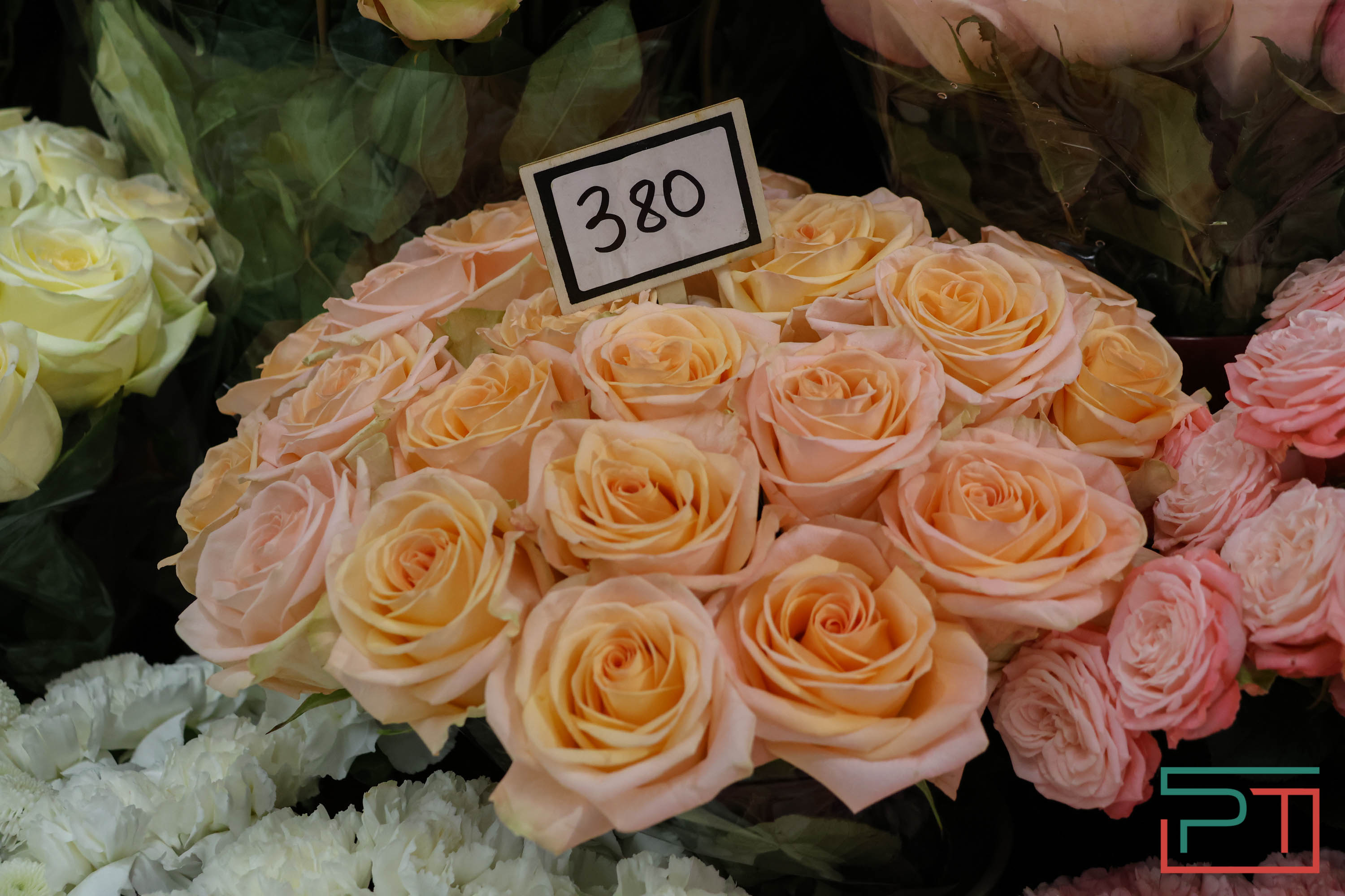 Тюльпаны ударят по карману: мужчины в Татарстане прицениваются к цветам