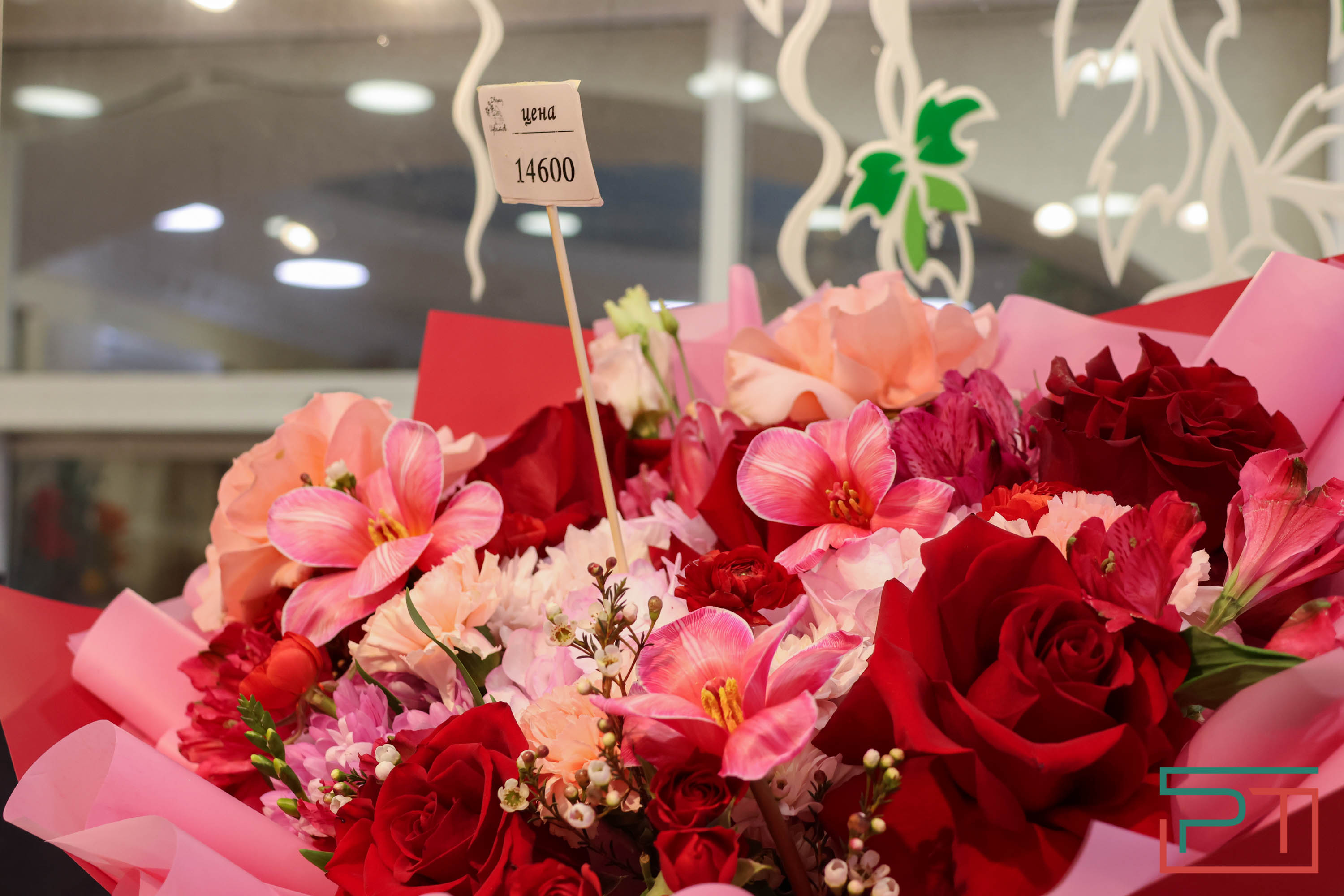 Тюльпаны ударят по карману: мужчины в Татарстане прицениваются к цветам