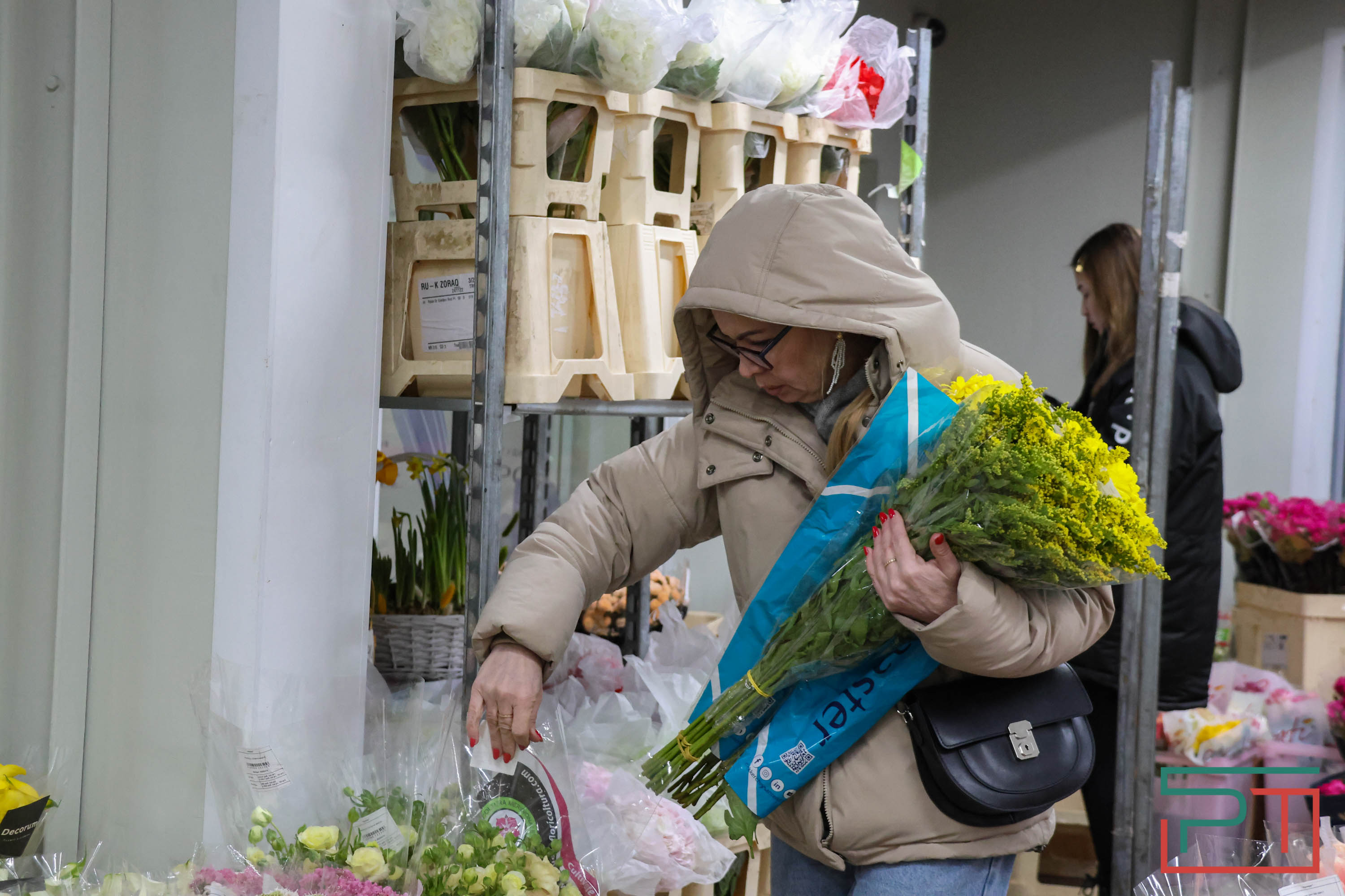 Тюльпаны ударят по карману: мужчины в Татарстане прицениваются к цветам