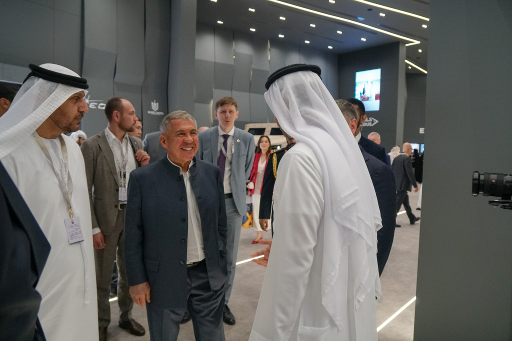 «Работаю не для того, чтобы кому-то нравиться»: яркие фразы и фото Рустама Минниханова