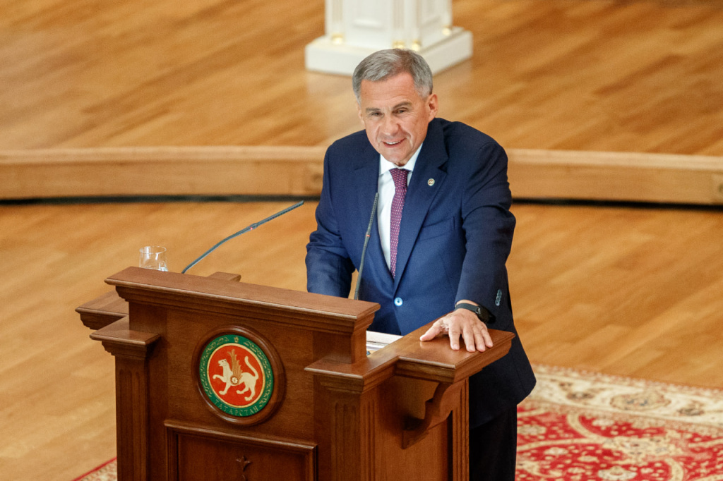 «Работаю не для того, чтобы кому-то нравиться»: яркие фразы и фото Рустама Минниханова