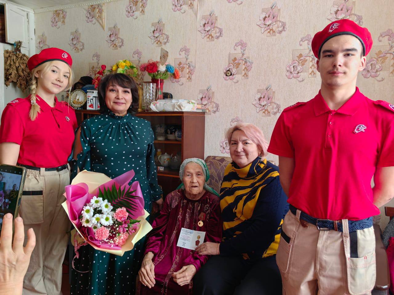 В Альметьевске продолжают вручать ветеранам медали к 80-летию Победы