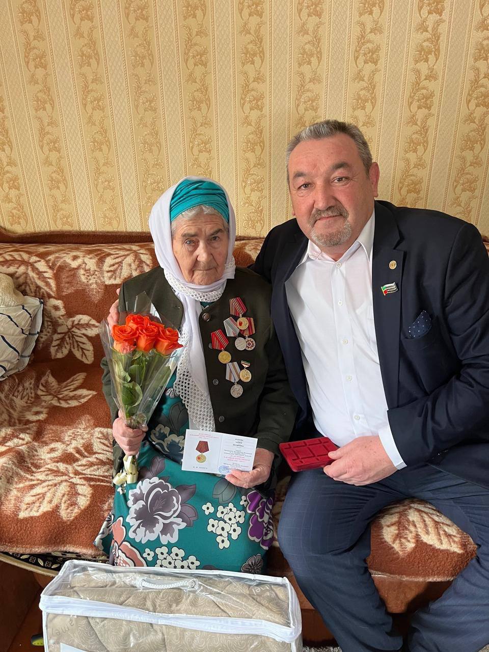 В Альметьевске продолжают вручать ветеранам медали к 80-летию Победы