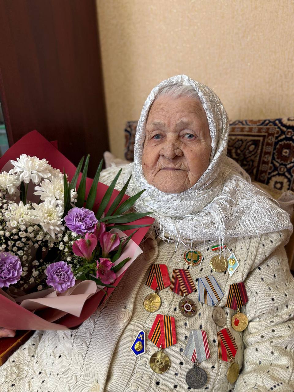 В Альметьевске продолжают вручать ветеранам медали к 80-летию Победы