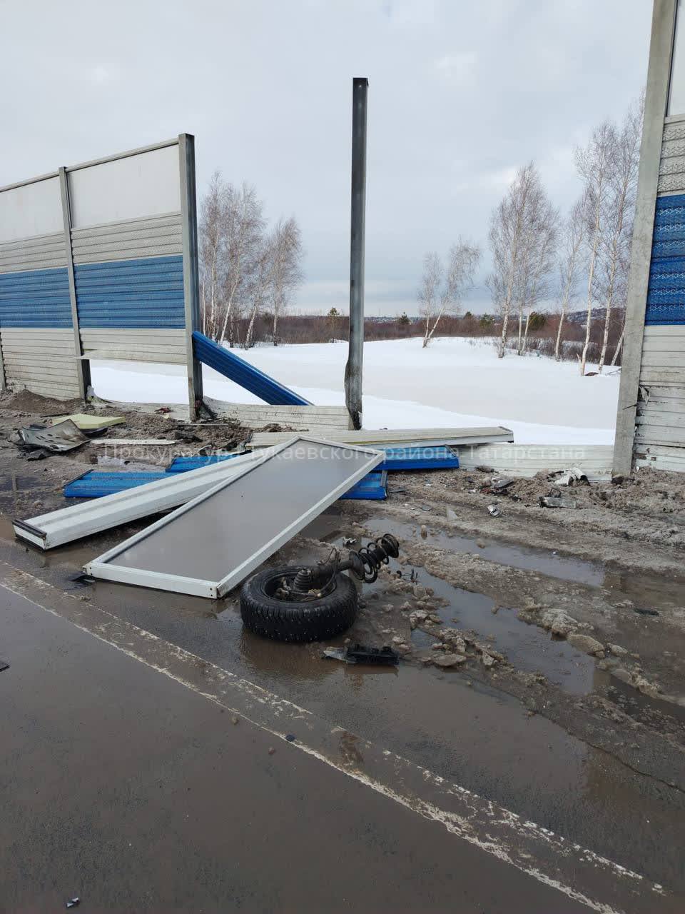 Водитель Geely погиб, врезавшись в шумозащитный экран на трассе М7 в Татарстане