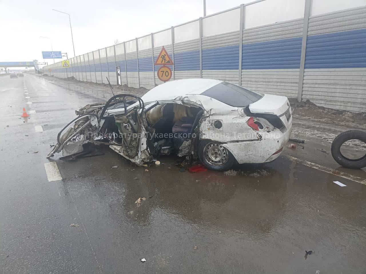 Водитель Geely погиб, врезавшись в шумозащитный экран на трассе М7 в Татарстане