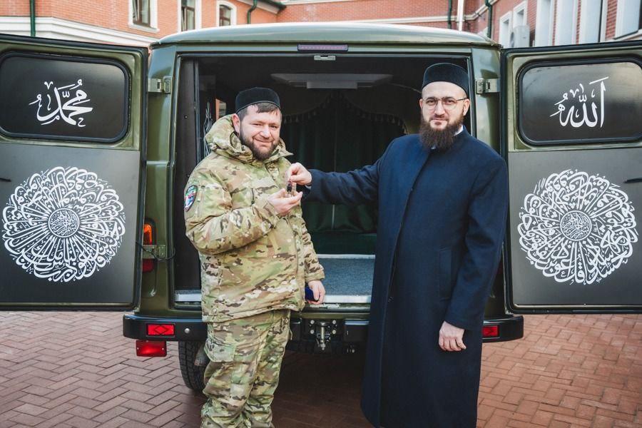 Муфтий Татарстана вручил ключи от мобильной мечети имаму батальона «Батыр»