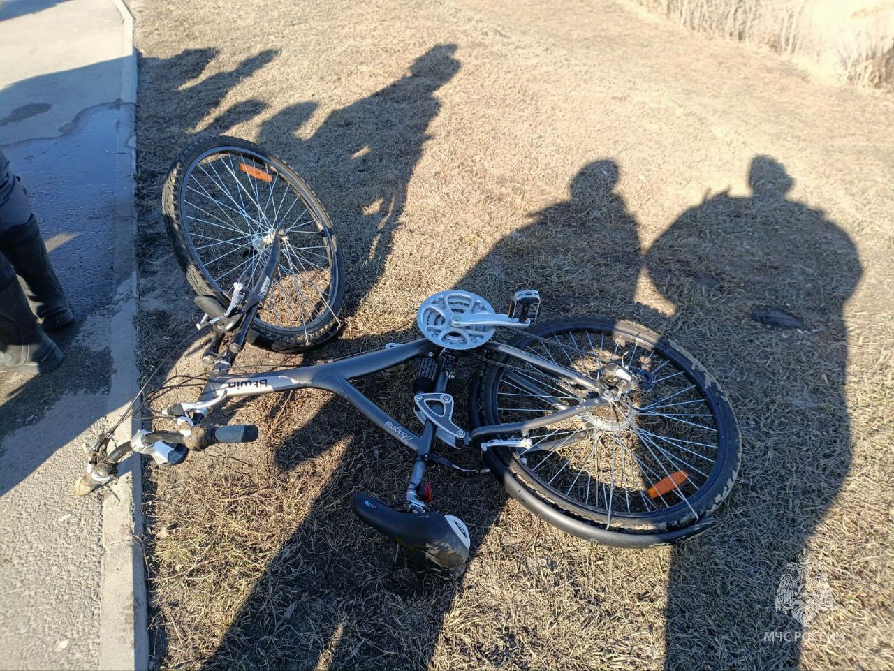 Два подростка на велосипедах провалились под лед Казанки — их спасли очевидцы