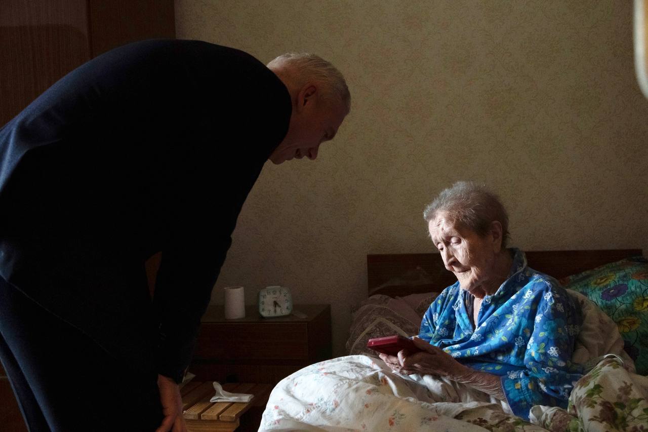 В Казани ветерану и двум труженицам тыла вручили медали к 80-летию Победы