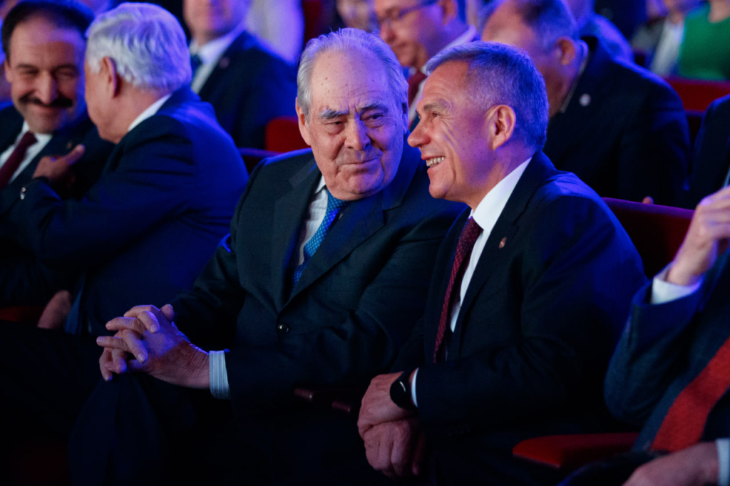 «Работаю не для того, чтобы кому-то нравиться»: яркие фразы и фото Рустама Минниханова