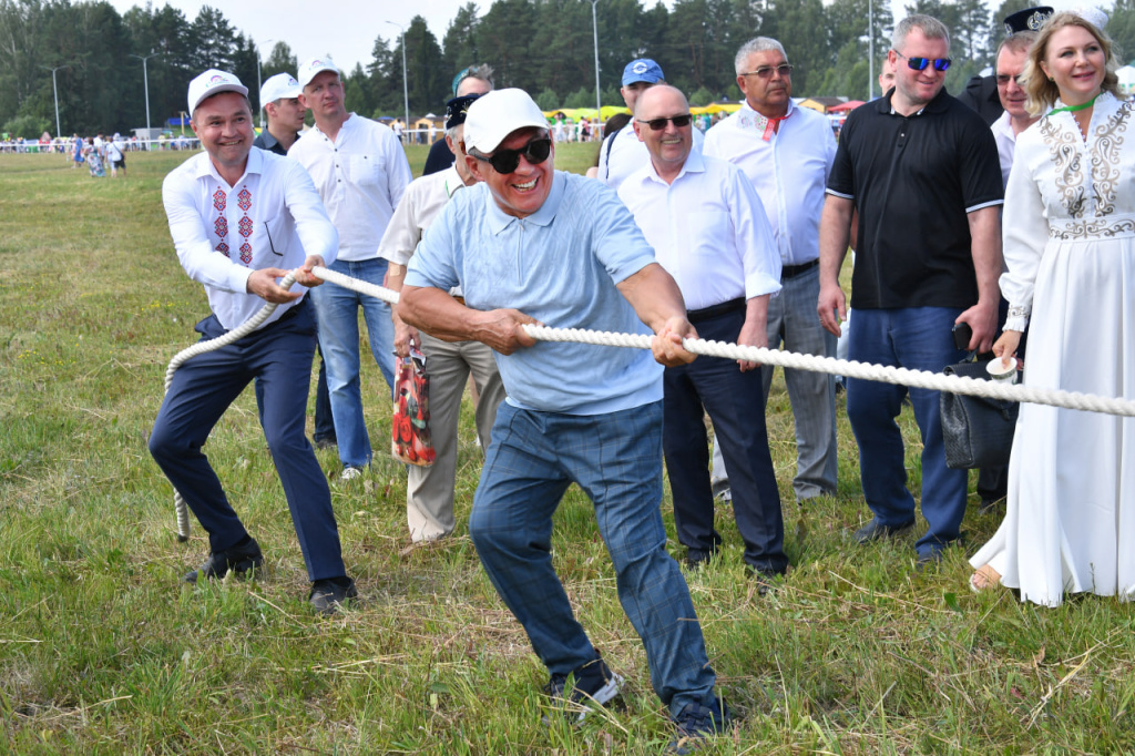 «Работаю не для того, чтобы кому-то нравиться»: яркие фразы и фото Рустама Минниханова