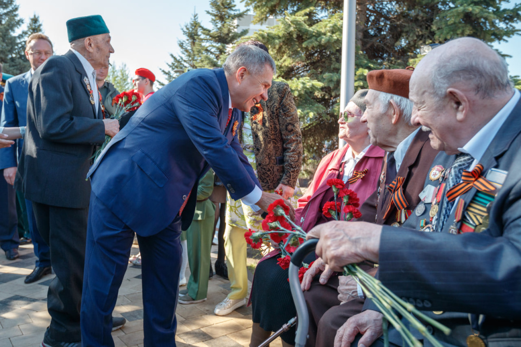 «Работаю не для того, чтобы кому-то нравиться»: яркие фразы и фото Рустама Минниханова