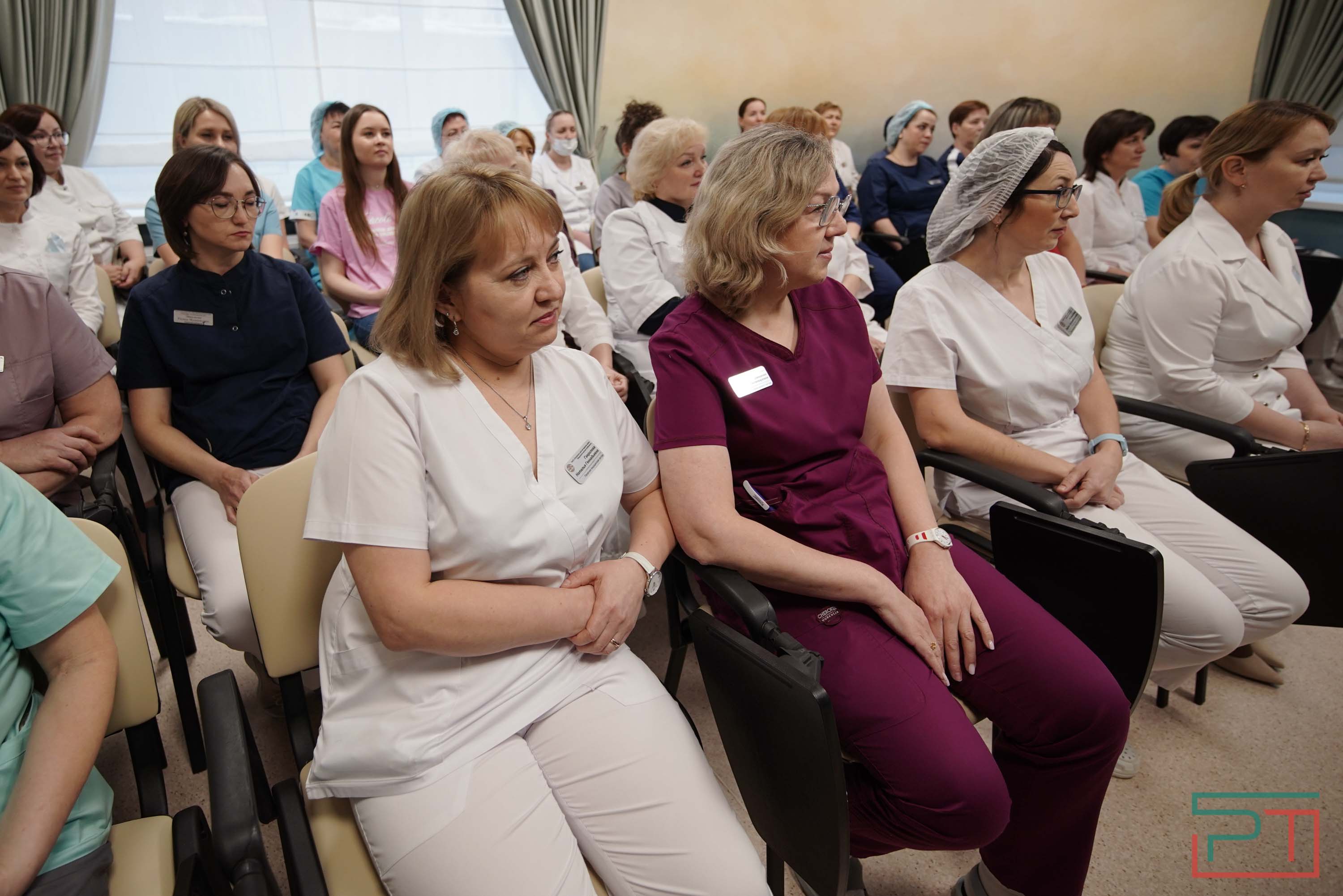 Активисты поздравили медсестер с 8 Марта