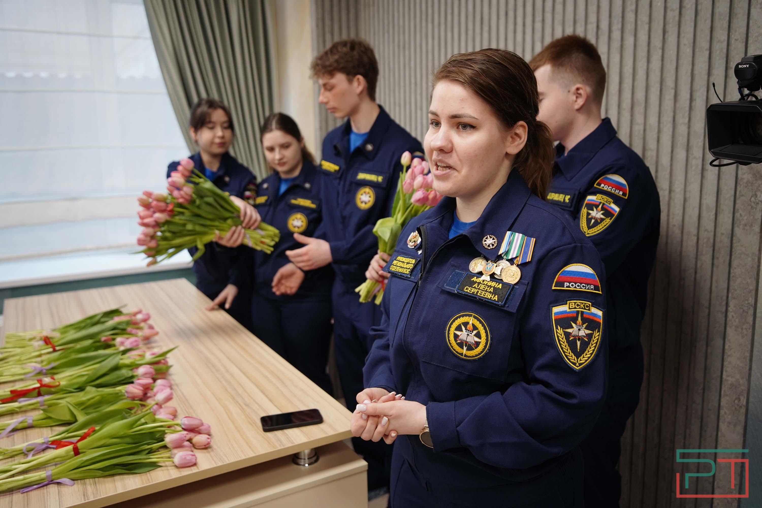 Активисты поздравили медсестер с 8 Марта