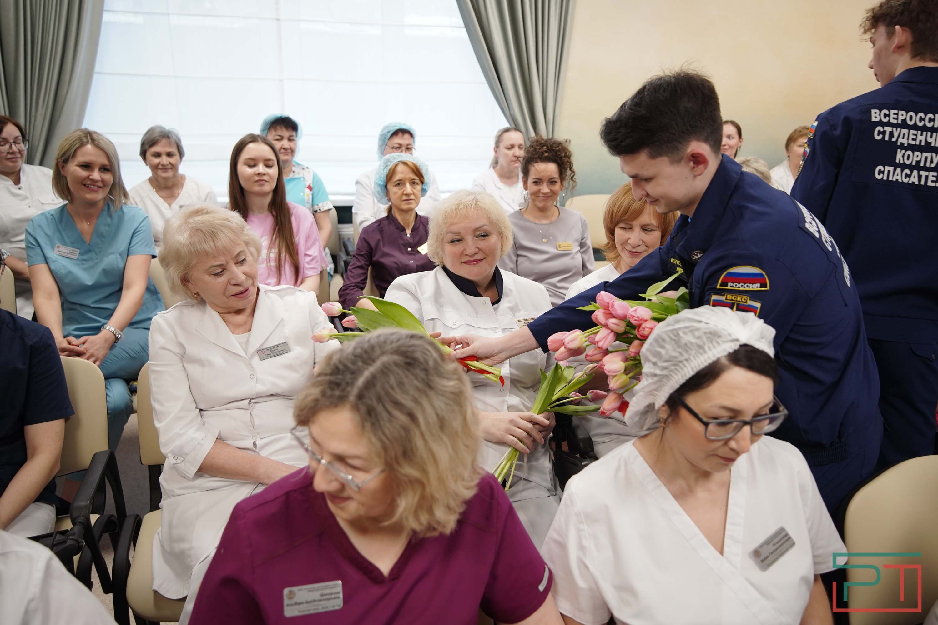 Активисты поздравили медсестер с 8 Марта