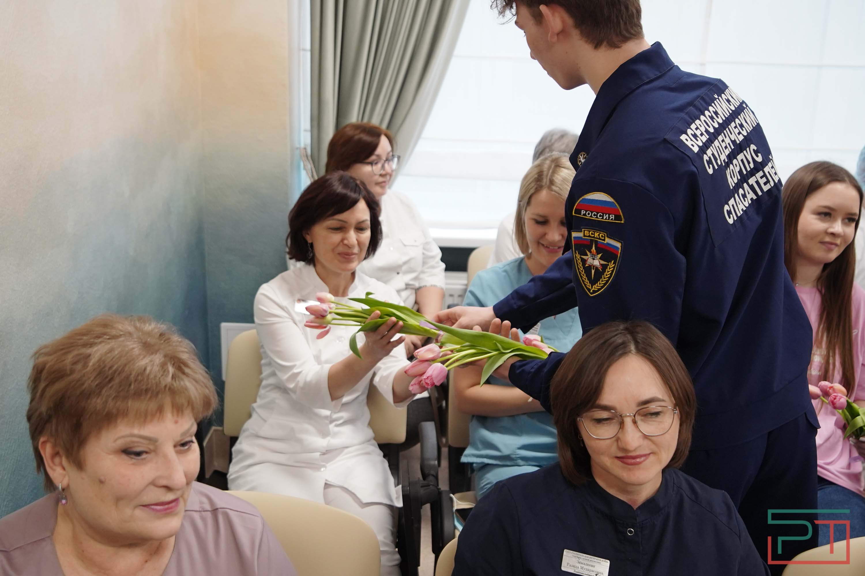 Активисты поздравили медсестер с 8 Марта