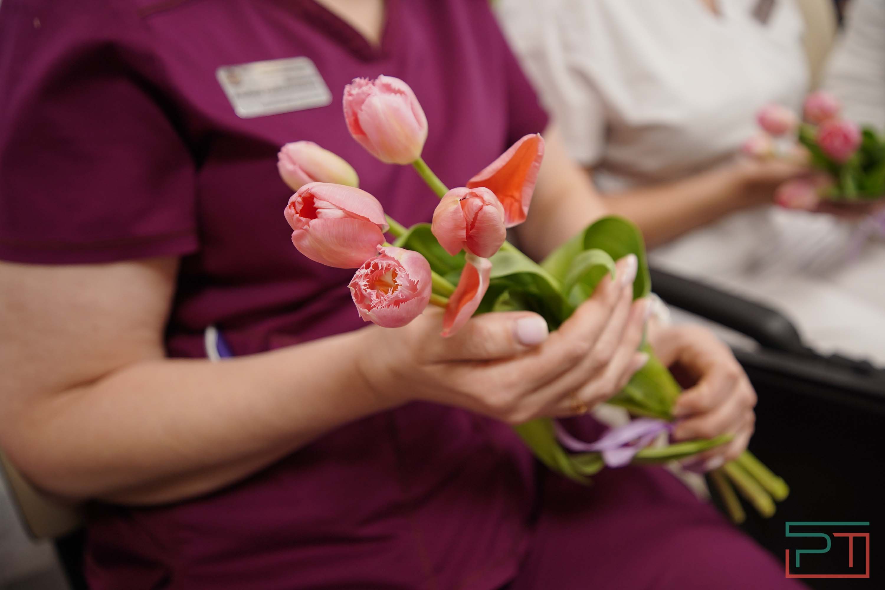 Активисты поздравили медсестер с 8 Марта