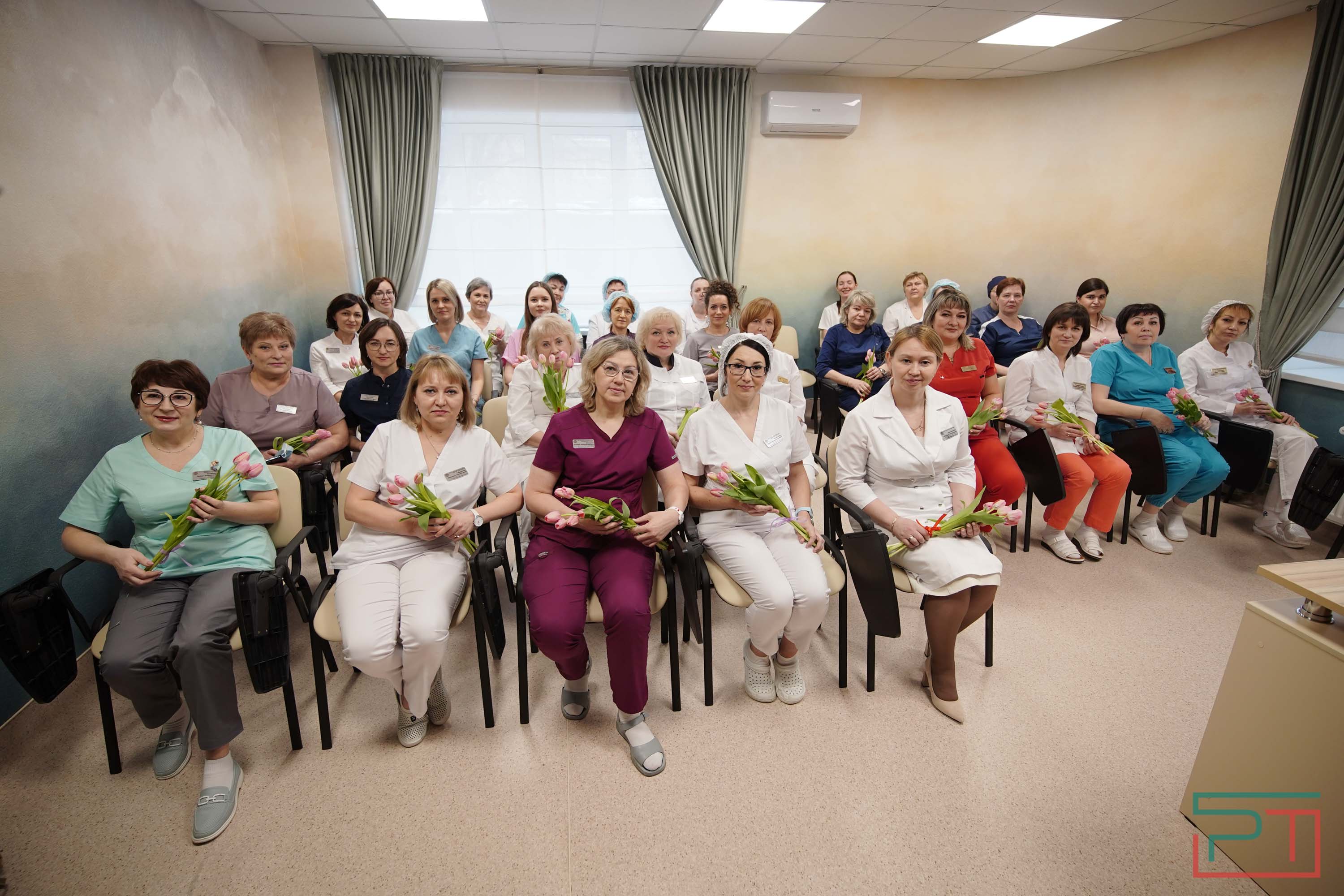 Активисты поздравили медсестер с 8 Марта