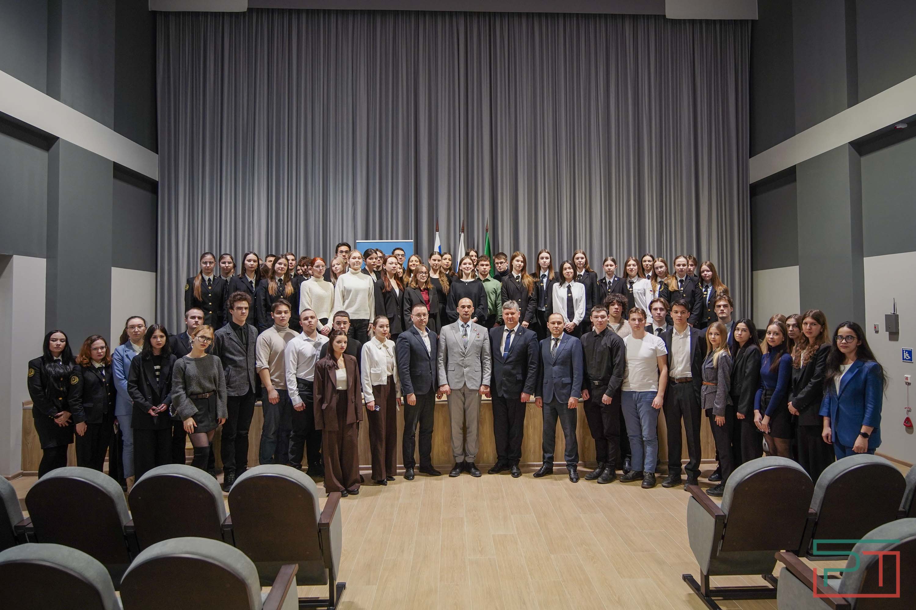 Герой России Расим Баксиков встретился с молодыми юристами