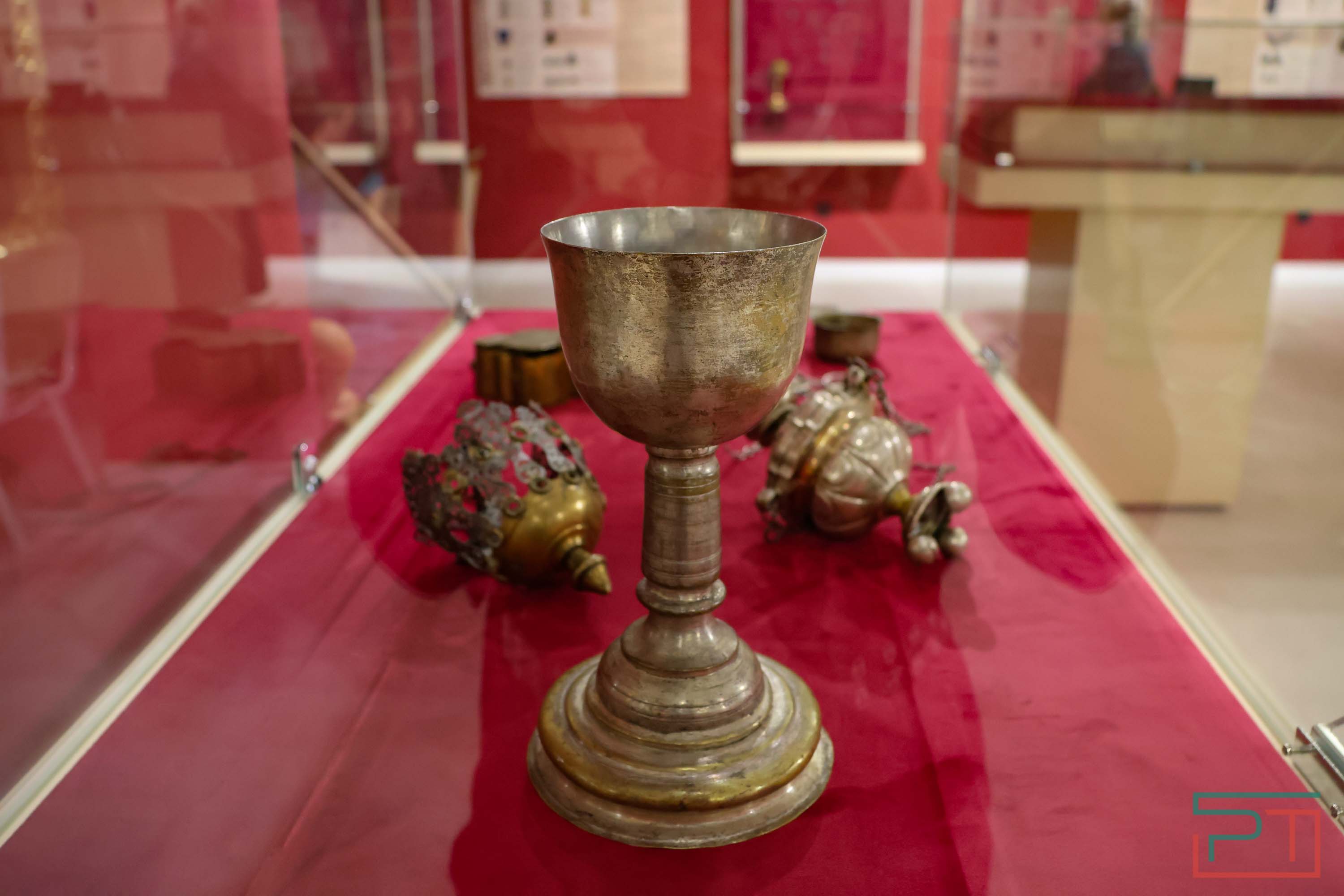 Разворовали и переплавили: митрополит Кирилл открыл в Казани выставку «Не должно вам быть»