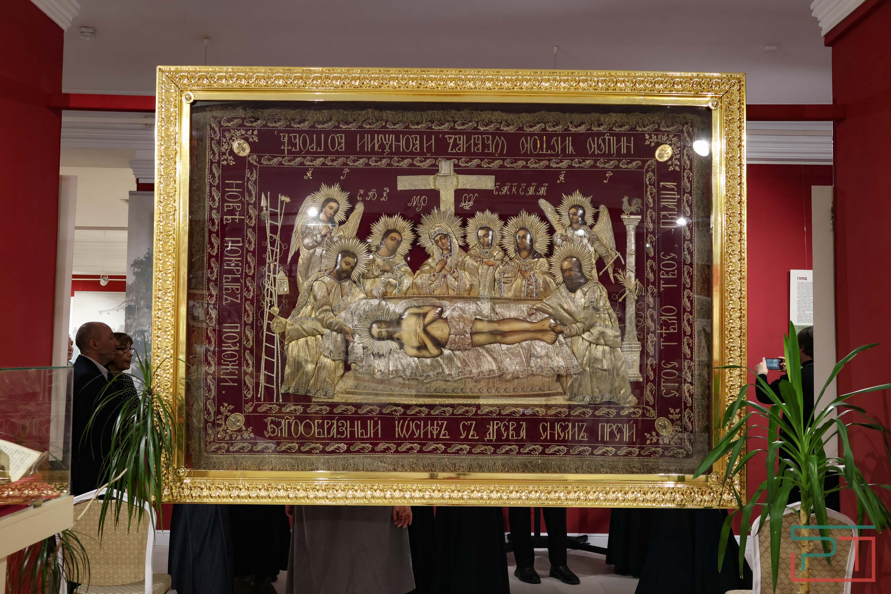 Разворовали и переплавили: митрополит Кирилл открыл в Казани выставку «Не должно вам быть»