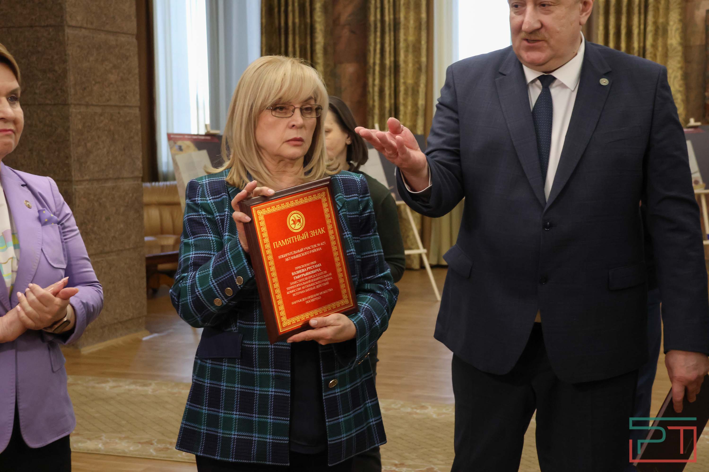 Элла Памфилова посетила выставку, посвященную бойцам СВО