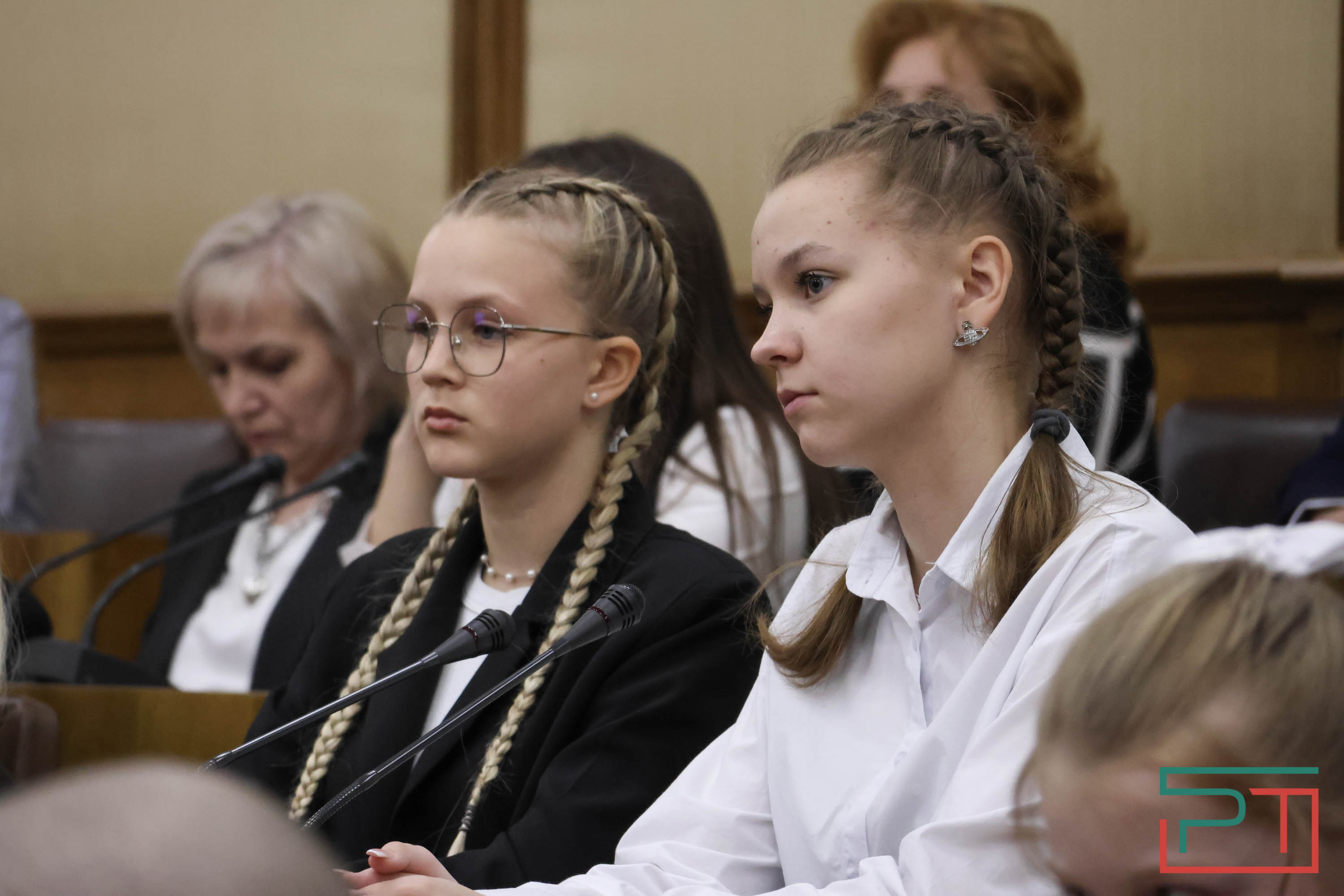 В Госсовете наградили победителей парламентских уроков