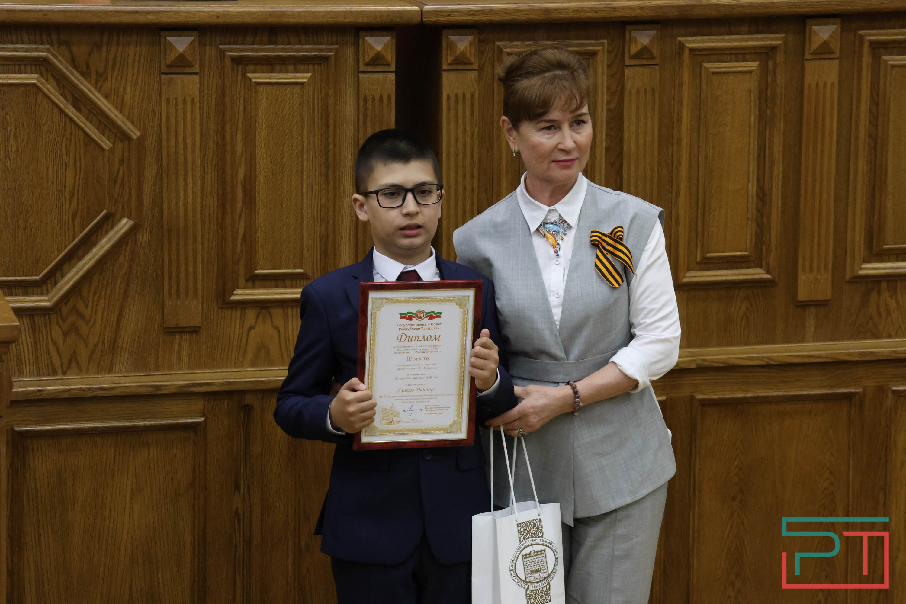 В Госсовете наградили победителей парламентских уроков