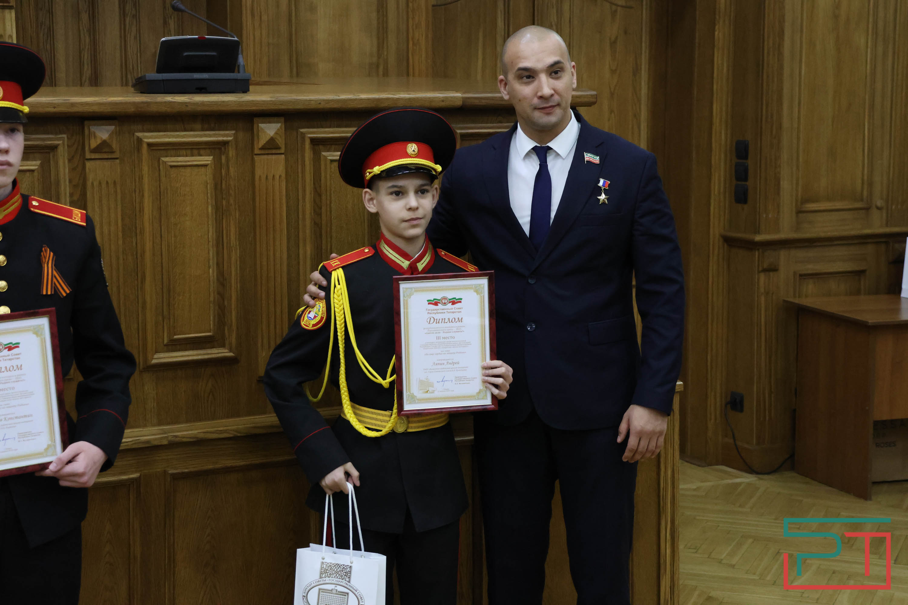 В Госсовете наградили победителей парламентских уроков