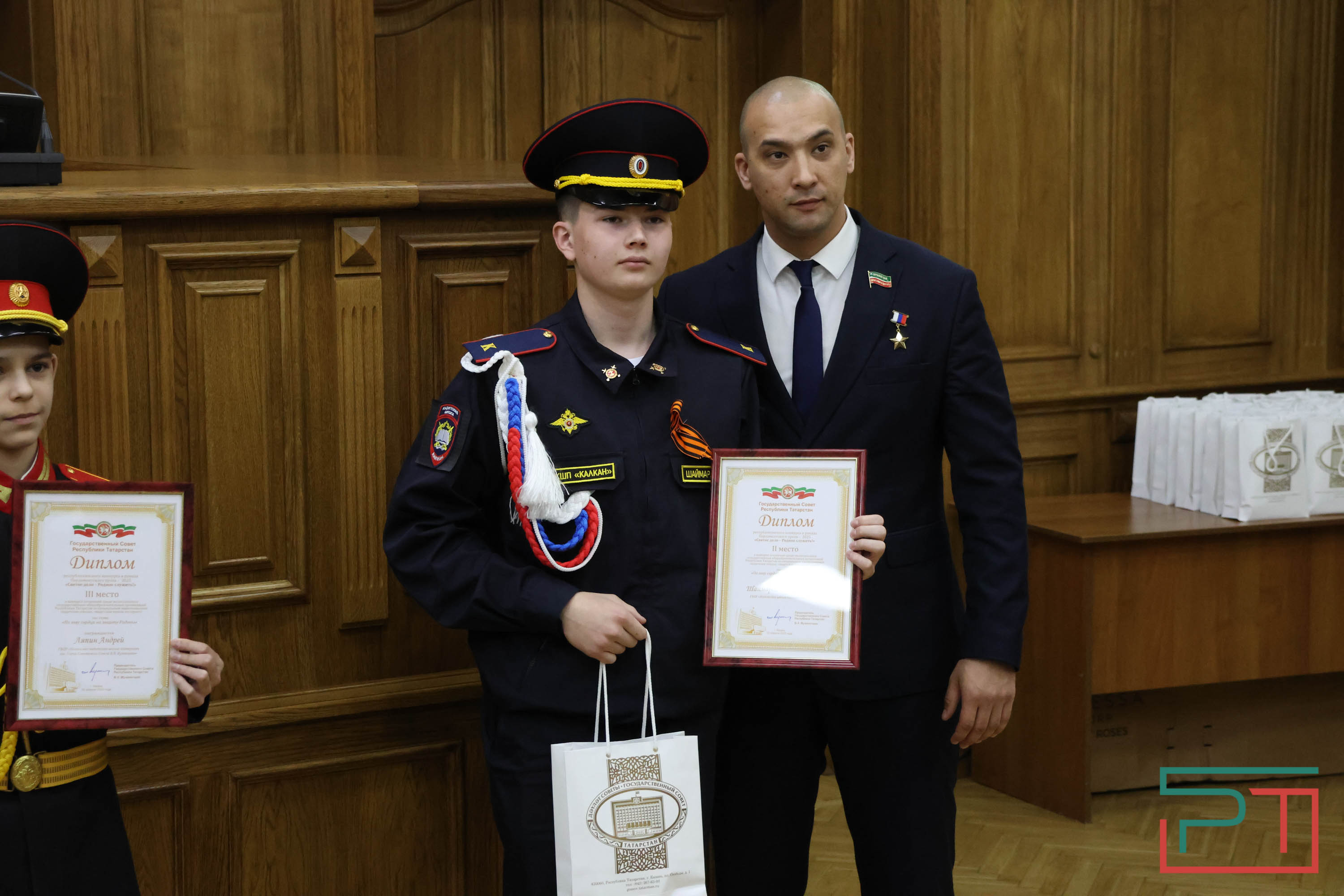 В Госсовете наградили победителей парламентских уроков